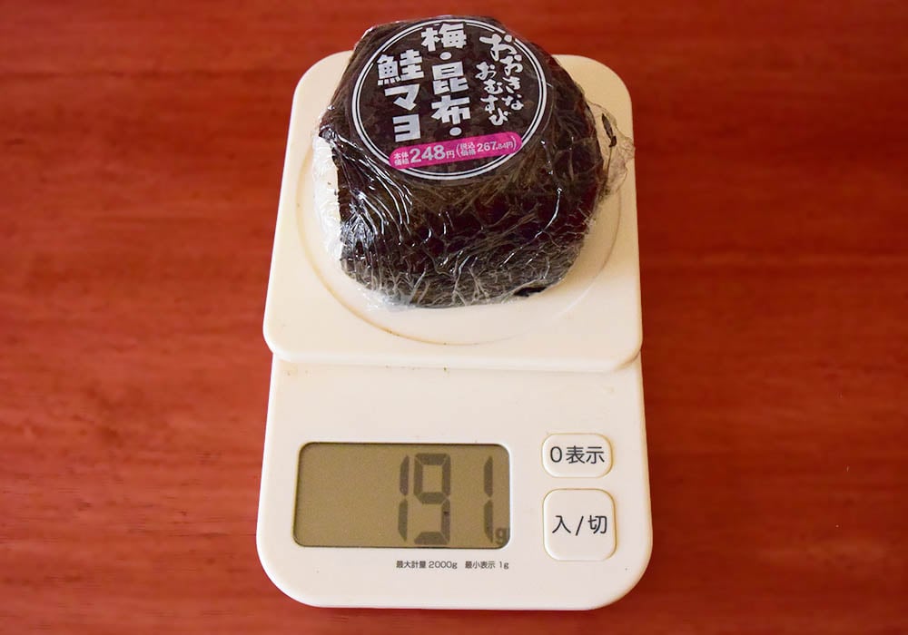 イオン「おおきなおむすび 梅・昆布・鮭マヨ」の重量は191g