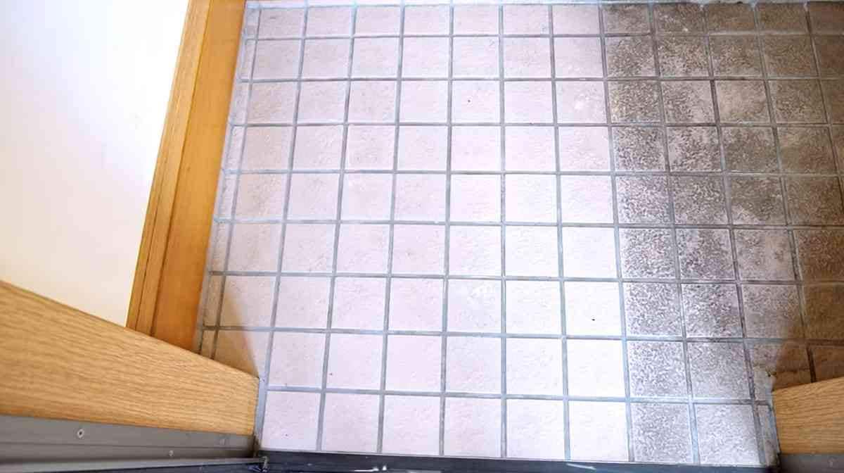 玄関タイルの汚れ