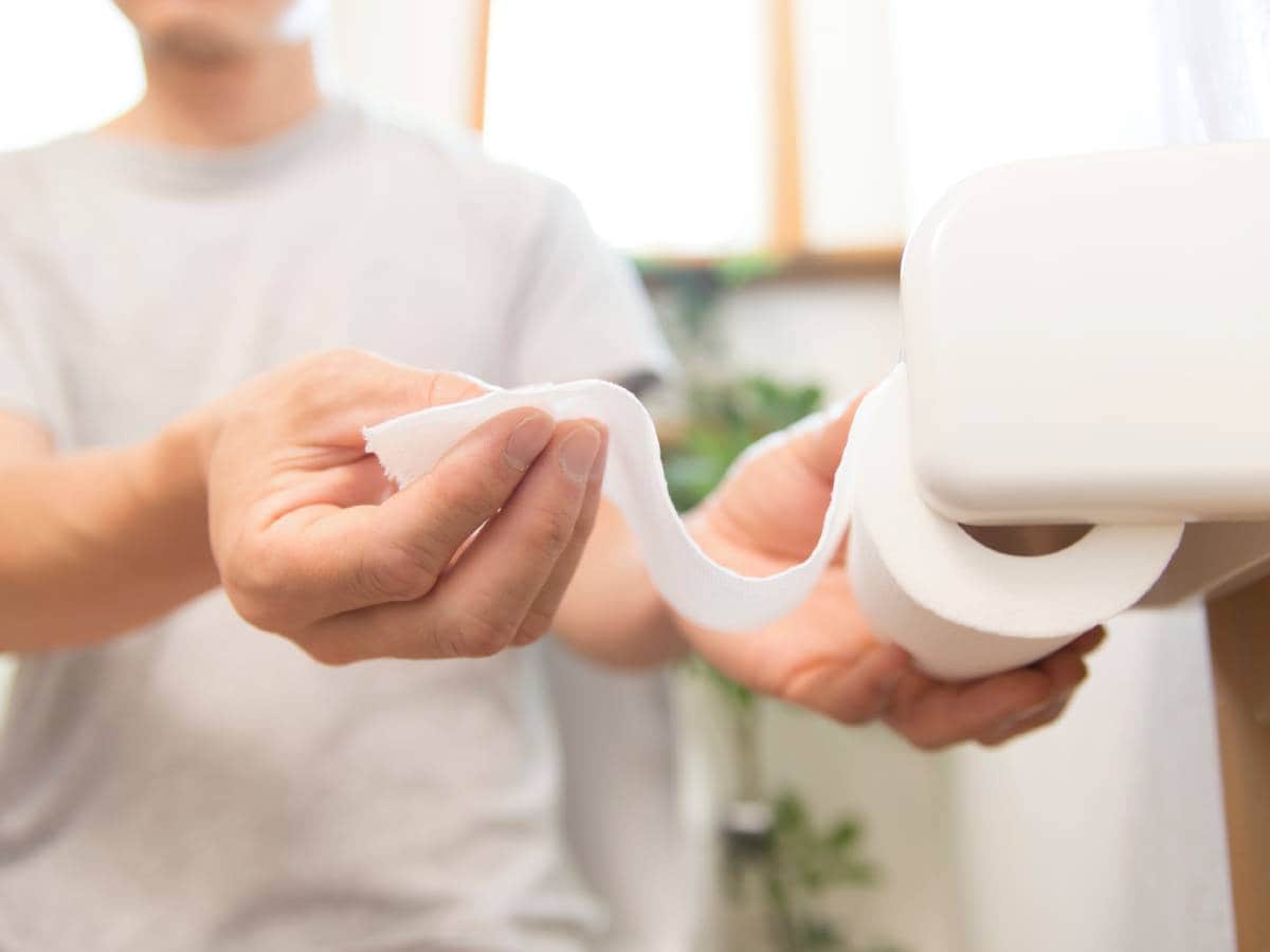 【負のループ】満足度が42%下落！トイレの紙が固い、掃除機の吸引力にイライラ…「安物買いの銭失い」がメンタルを削る実態