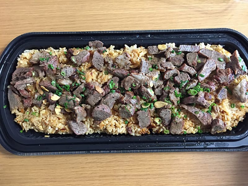 コストコの「ビーフガーリックライス」はマニアにも人気の絶品デリカ！おすすめアレンジレシピ＆温め方