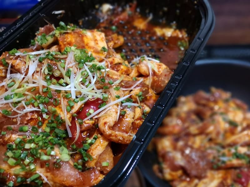 コストコの「ヤンニョム豚バラ焼肉」は時短調理に最適！食べ方や保存方法を解説