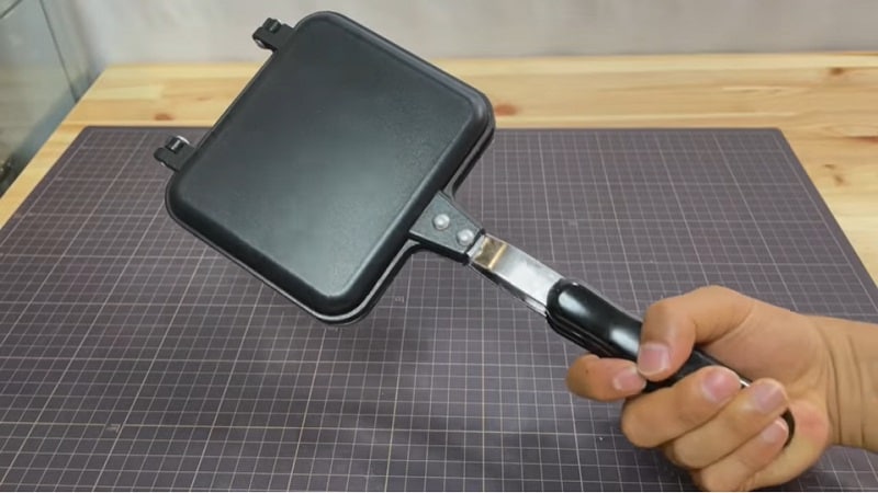 新商品【ダイソー】のホットサンドメーカーが1100円！絶品キャンプ飯を簡単調理