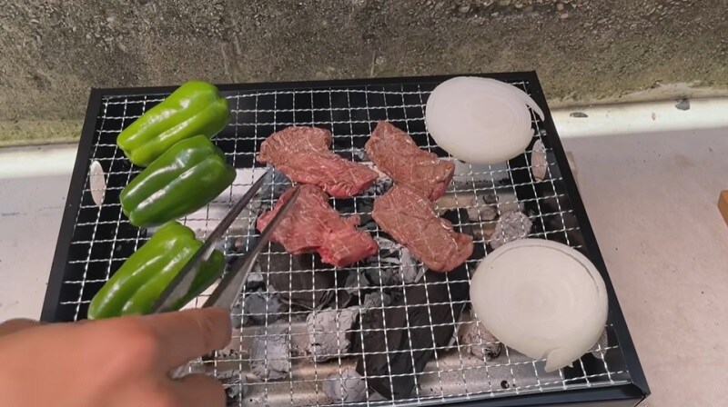 【ダイソー】なら1100円！繰り返し使える2～3人用「ミニBBQグリル」が優秀！