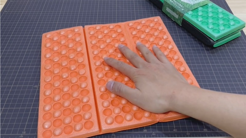 アウトドアや行楽に◎【100均ギア】110円の「折りたたみクッション」が超便利！