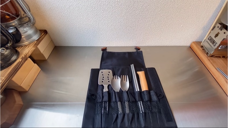 【ダイソー】新作キャンプギアが超使える！330円の「カトラリー収納ポーチ」