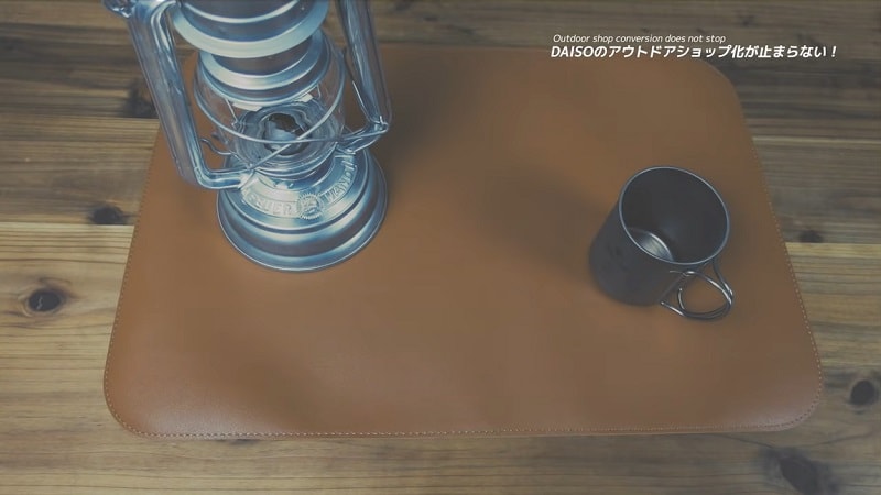 【ダイソー】レザー調がおしゃれな新作ギア！「テーブル用マット」がキャンプに便利◎
