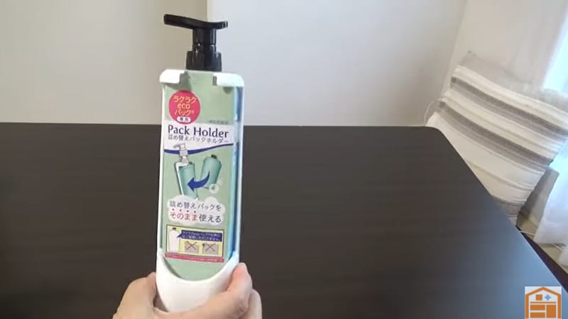 詰め替えの手間が省けて便利！【セリア】そのまま使える「詰め替えパックホルダー」