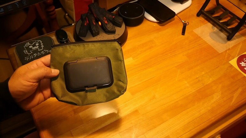 【100均ギア】アウトドアカラーに惚れる！男前な「ウェットシートケース」が使える