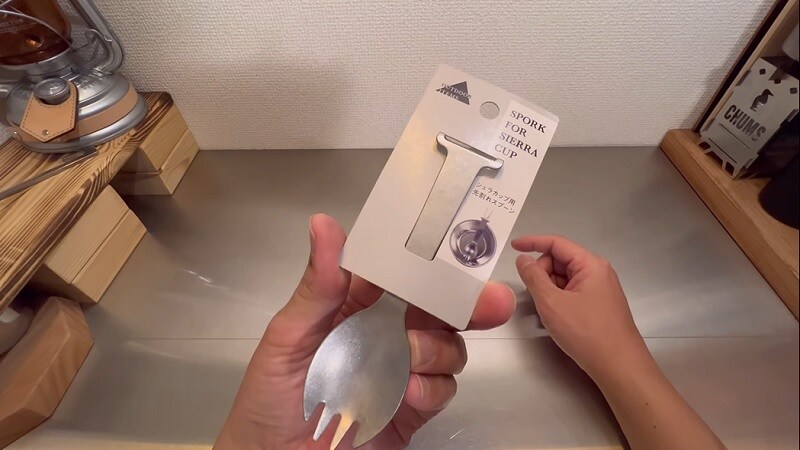 【100均】シェラカップ専用ギア登場！「先割れスプーン」がアイデア商品だった