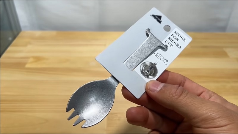 クセになるぴったり感【キャンドゥ】で買えるシェラカップ用先割れスプーンがスゴイ！