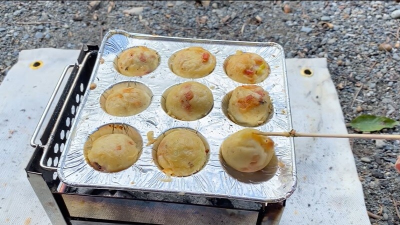 【ダイソー】キャンプで美味しいご飯が食べたい！軽量で便利なたこ焼きアルミプレート