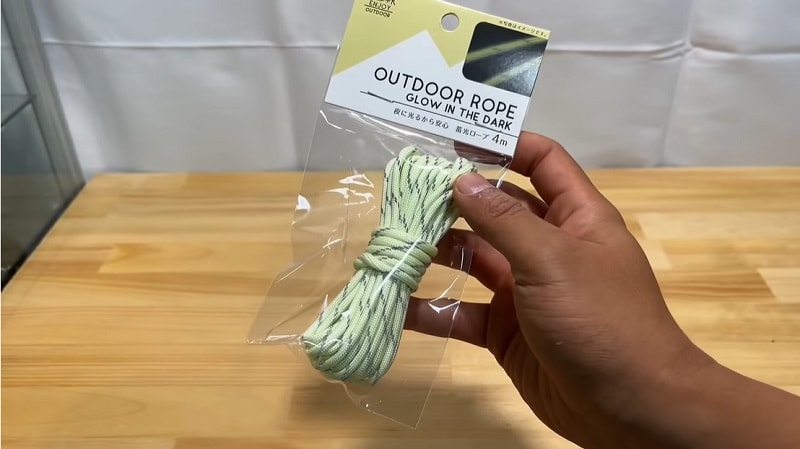 キャンプの引っ掛け防止に！【キャンドゥ】の110円で買える蓄光ロープで夜も安心！