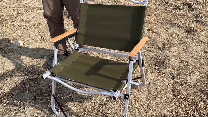 コールマンのチェアそっくり！【DCM】アルミチェアは難燃加工生地でキャンプに◎！