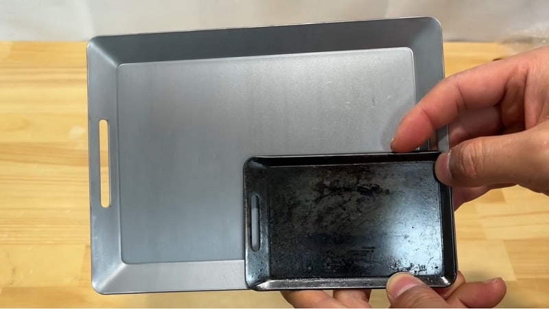 【100均】新作キャンプギアは330円の「大型鉄板」！大サイズでも薄くて軽量◎