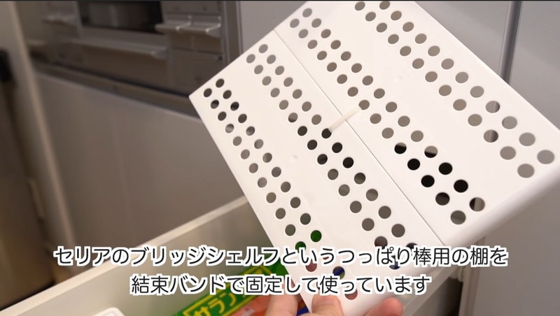 【セリア】簡単に棚を増やせる「ブリッジシェルフ」でキッチンがすっきり片付く！