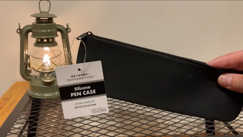 【ダイソー】カトラリーケースに最適！汚れても水拭きできる「シリコーンペンケース」