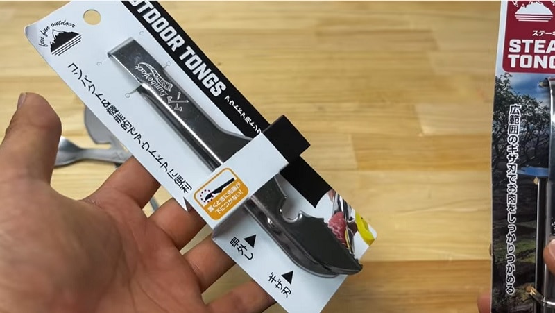 プチプラと侮るなかれ！【セリア】キャンプ用トングはしっかり挟めて使いやすい／動画