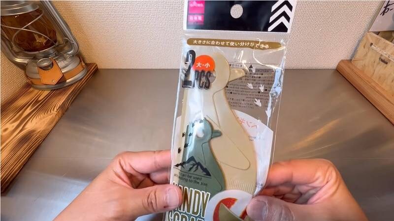 ペンギンで片付けがラクに⁉【ダイソー】ソロキャンプにおすすめの優秀スクレーパー 