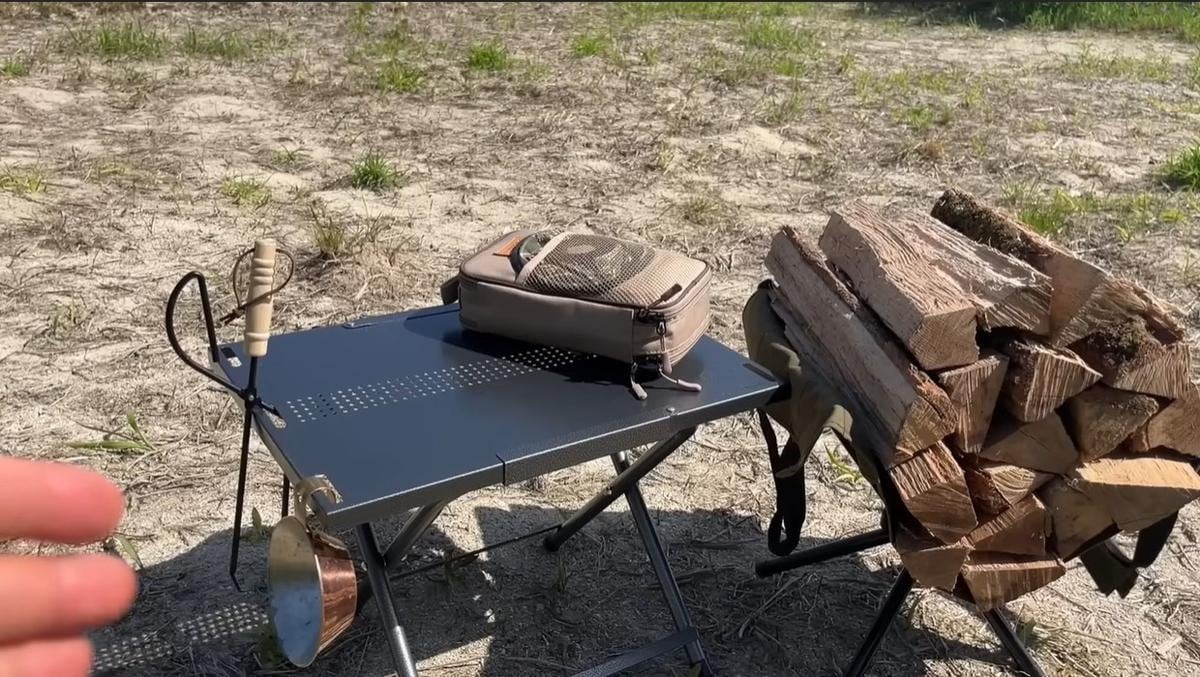 ナフコの「焚き火アイアンテーブル」はクールな黒ギア！しかも3980円