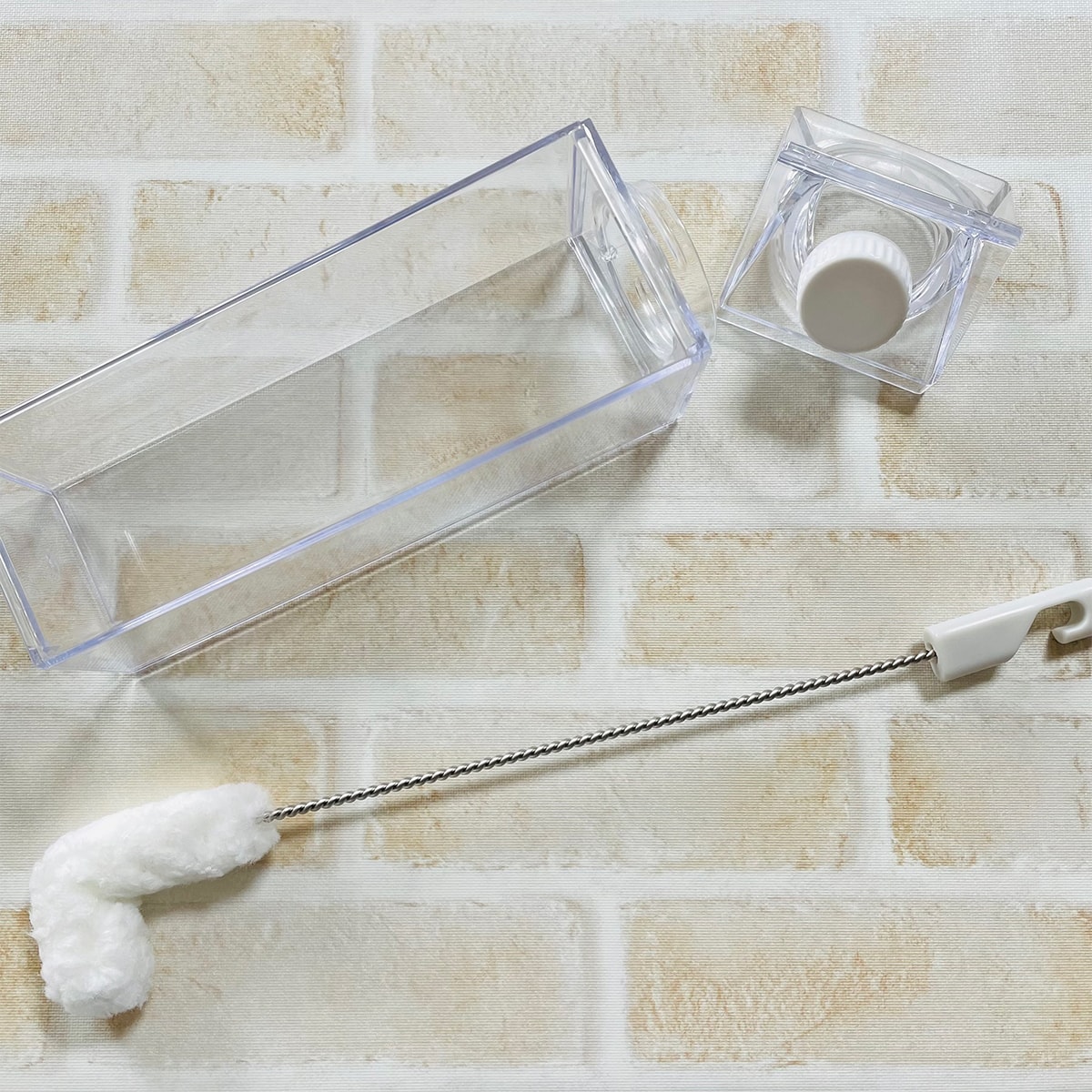 ボトルのスミまでっしっかり届く！ダイソーの柄付きブラシでスッキリと清潔に！