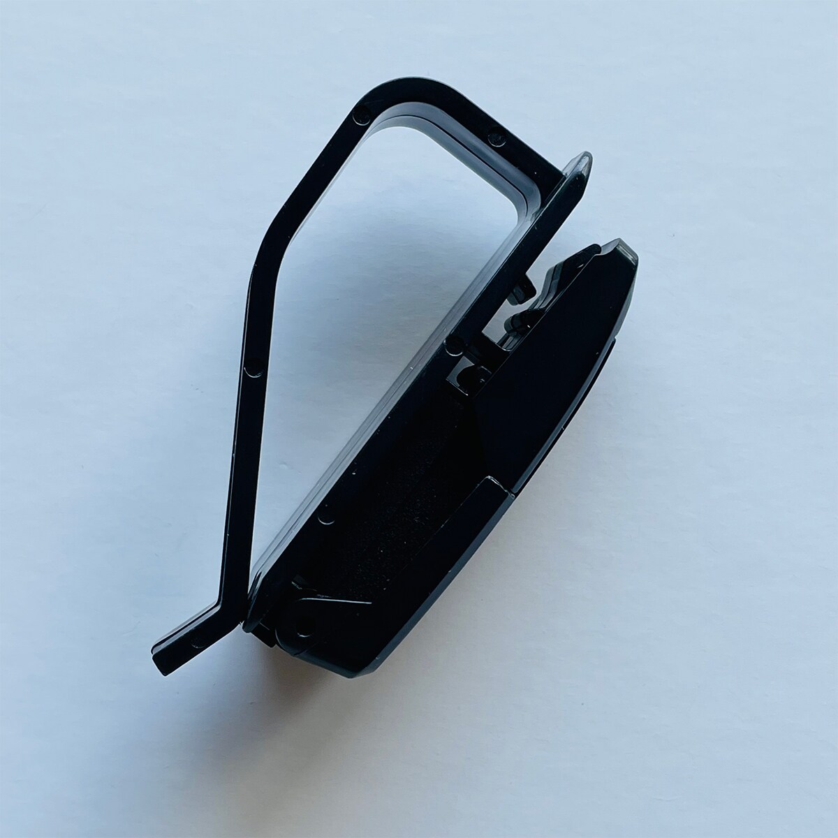 夏のドライブに便利！ダイソーのクルマ用サングラスクリップで車内もスッキリ！