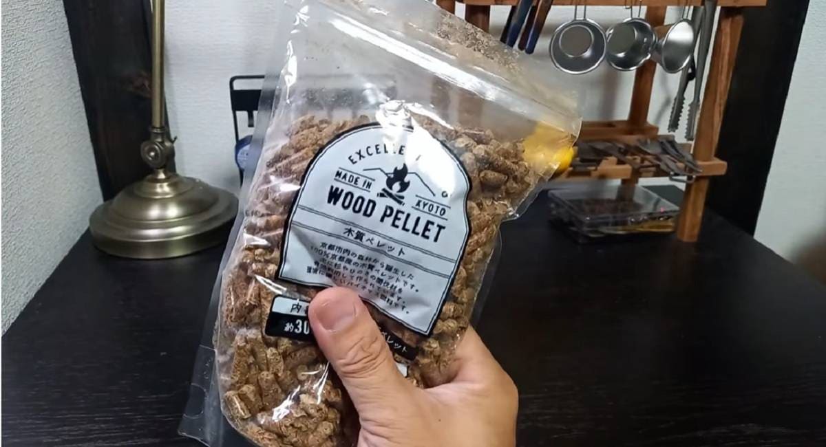 110円の優秀ギア！キャンドゥ焚火に便利な「木質ペレット」は安心の日本製で超特価