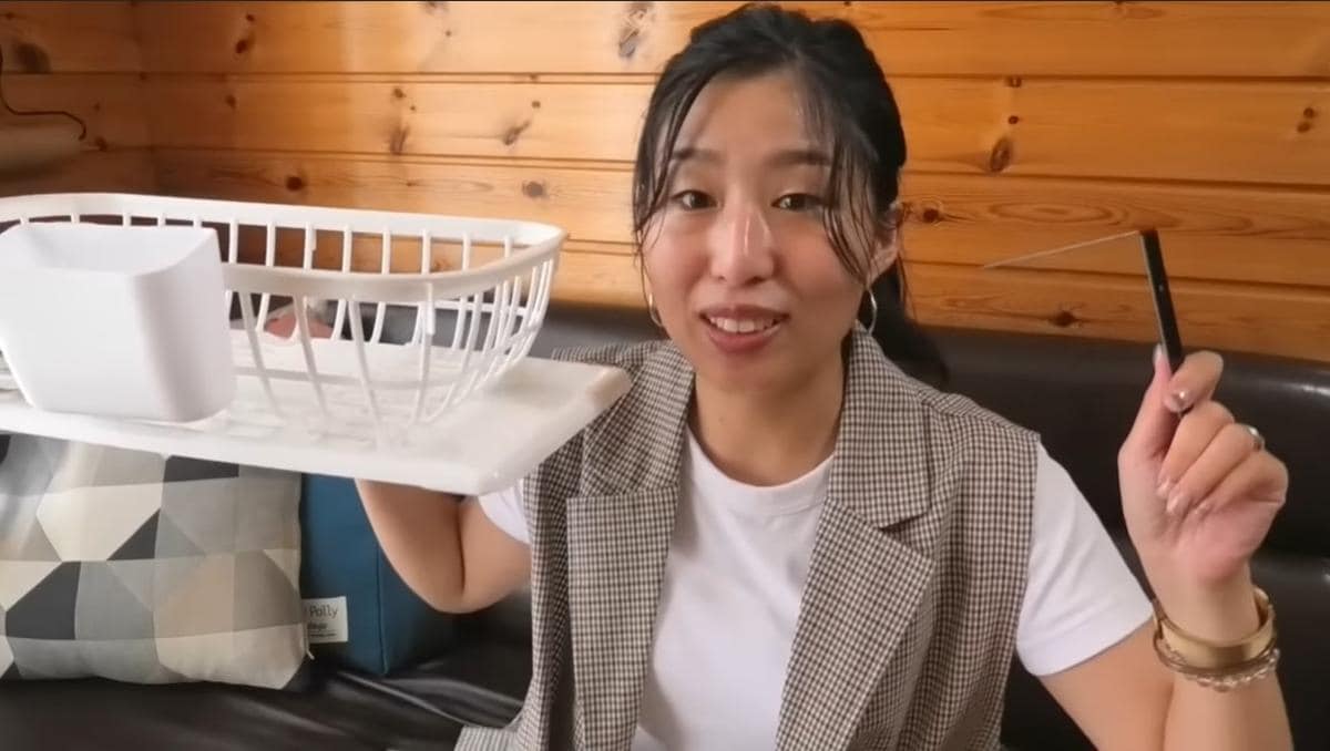 【100均】キッチンのすき間を有効活用！セリアのアイアンブラケットでプチDIY