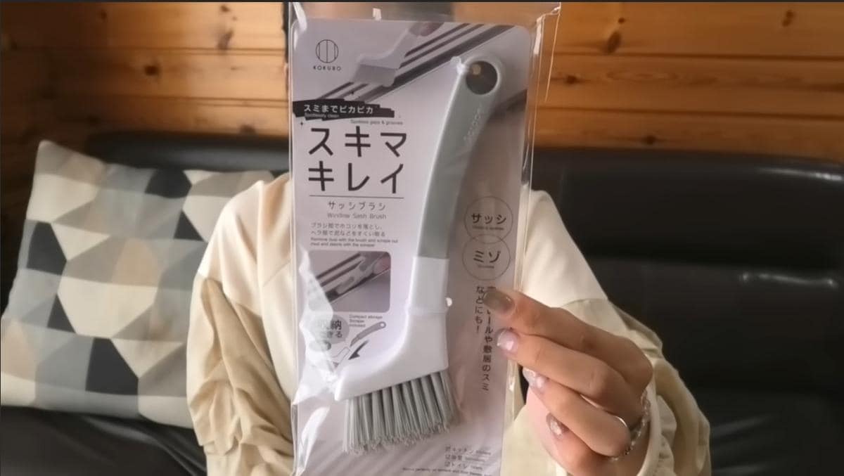 セリア「スキマキレイ」が大当たり！サッシ意外に洗面台やお風呂での使い方も紹介