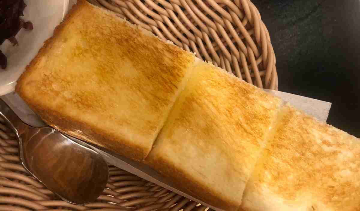 パンにバターが塗られた状態で提供