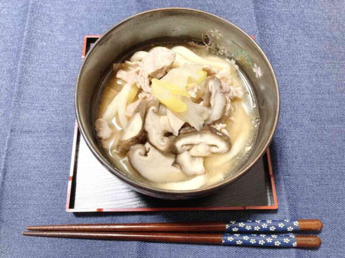【手軽で簡単！】やさしいきのことネギの煮込みうどんの作り方