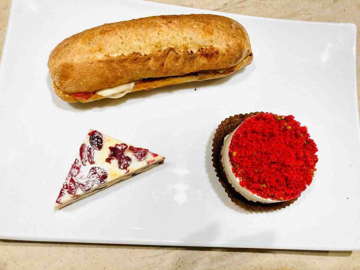 スタバのクリスマス限定フード3選┃ホリデーシーズンに食べたい新作スイーツも