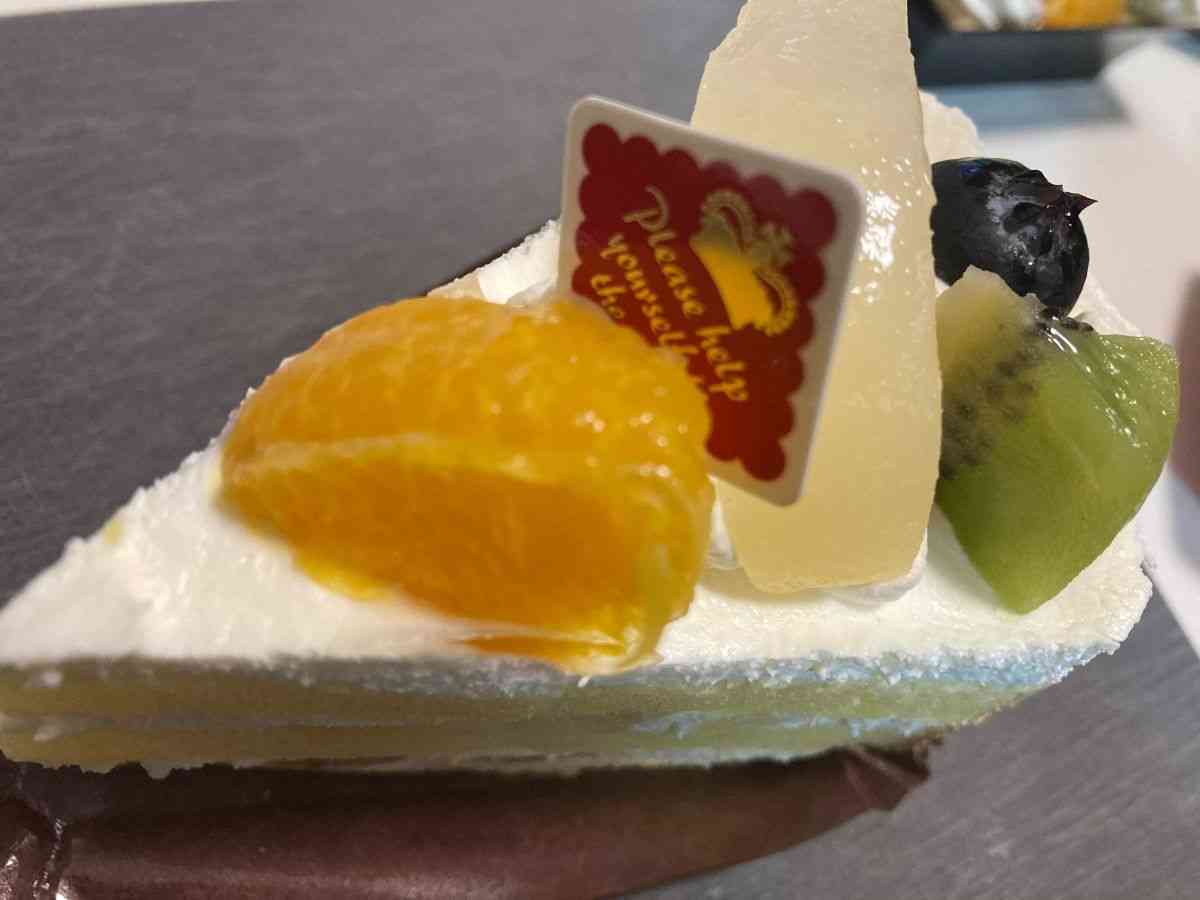 シャトレーゼ「洋梨とフルーツのプレミアム純生クリームショートケーキ」