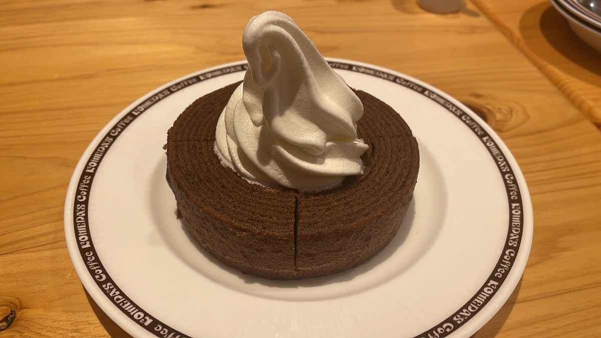 【コメダ珈琲店】の「クロネージュ」はふわふわ食感のバウムクーヘンとソフトクリームの相性が◎！