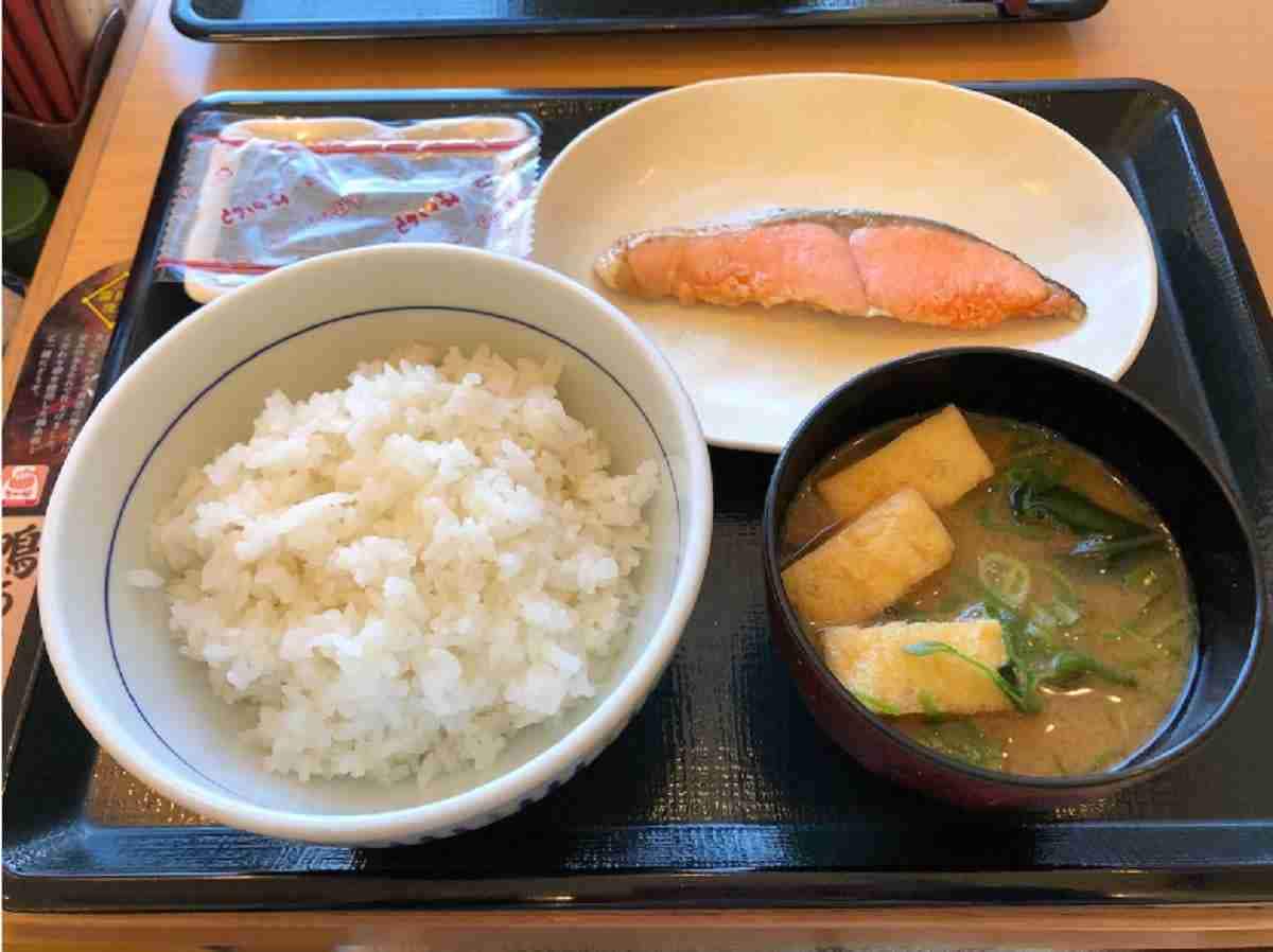 【チェーン店のモーニング】鮭定食はどこを選ぶ？人気記事週間ランキング「なか卯・ガスト・やよい軒」の中で1位は？