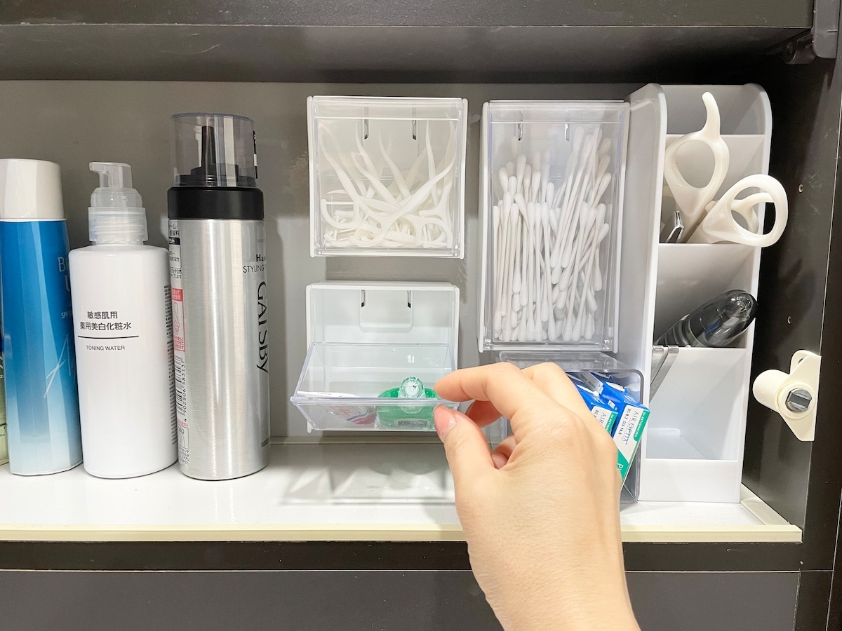 【100円】ダイソーグッズのデッドスペース活用術3選！棚が作れる？すき間を使った意外な収納方法