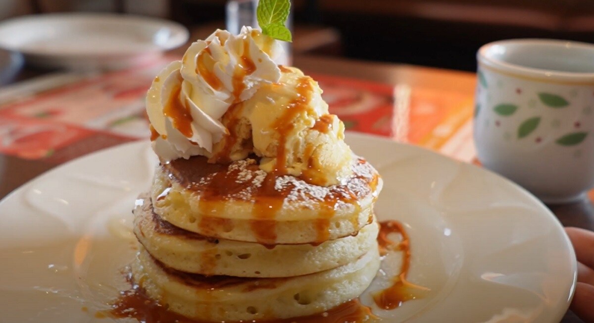 【デニーズ】人気スイーツ「キャラメルハニーパンケーキ」がクーポン利用で半額に!?お得に楽しむ裏技とは