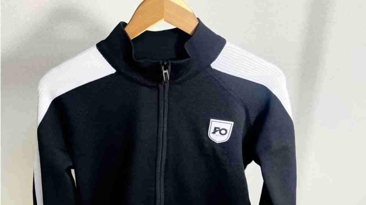 【ワークマン】話題のゴルフウェア「ニットブルゾン1900円」をマニアが解説！スイングを邪魔しない作りが魅力