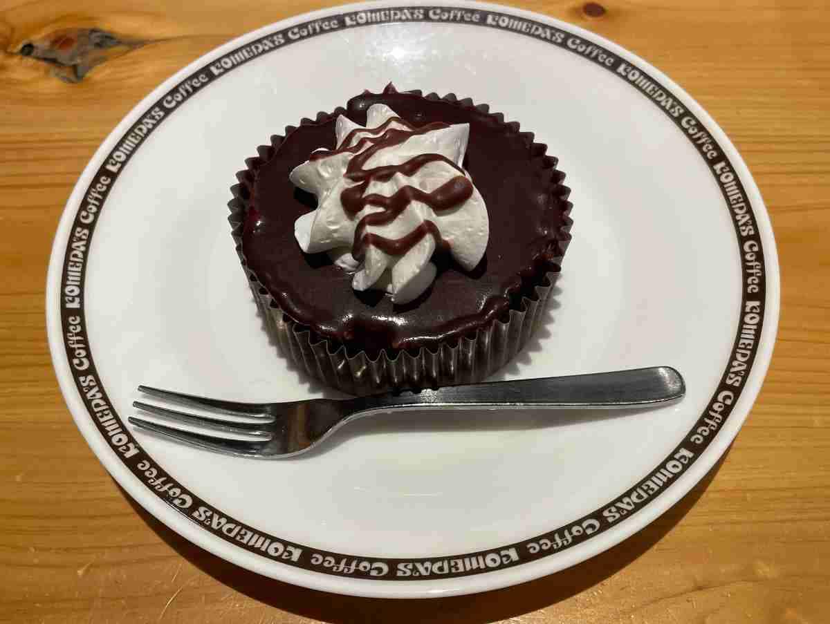 【コメダ】2024年春の新作ケーキ「ガトーショコラ・フローラルブーケ500円」は美味しい？実食レポ！