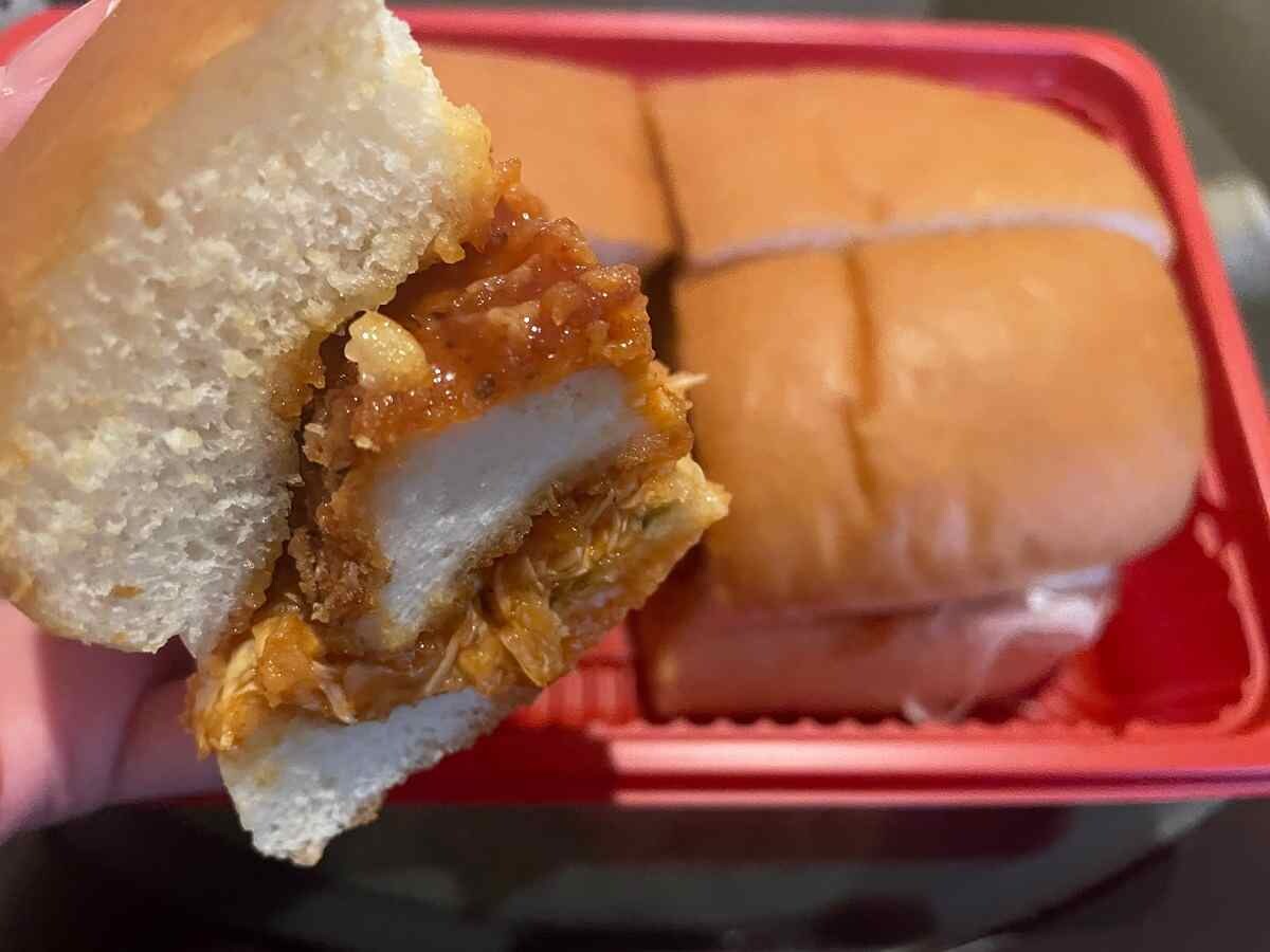 【コメダ】2024春の季節限定新商品「ヤンニョムチキンカツパン」は甘味と辛味が絶妙！値段やカロリーは？