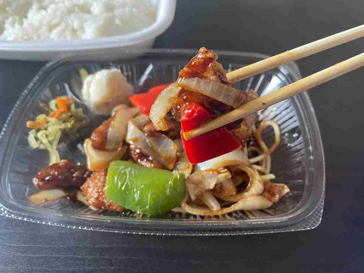 【ほっともっと】2024年新商品！「厳選黒酢の酢豚弁当」は甘酸っぱさがクセになる絶妙な味わい◎