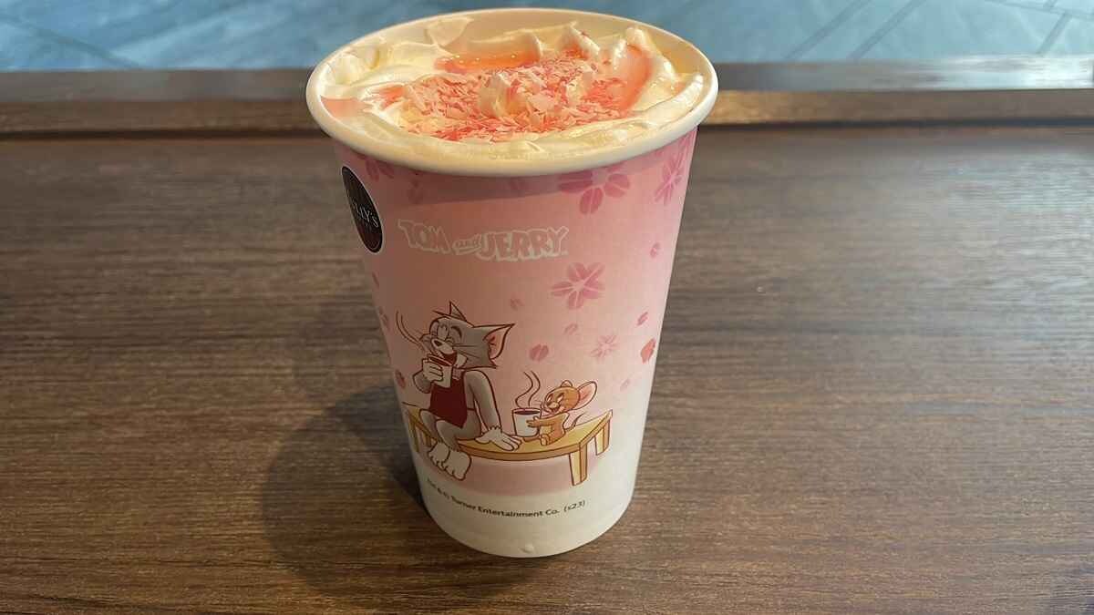 【タリーズ】トムとジェリーコラボ「桜舞う苺ホワイトショコララテ」新登場！香りも楽しめる春ドリンク《2023》