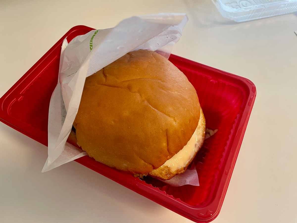 【コメダ】2024春の新作メニュー「弥生バーガー」はとろ～り食感のオムレツとてりやきソースが絶品！