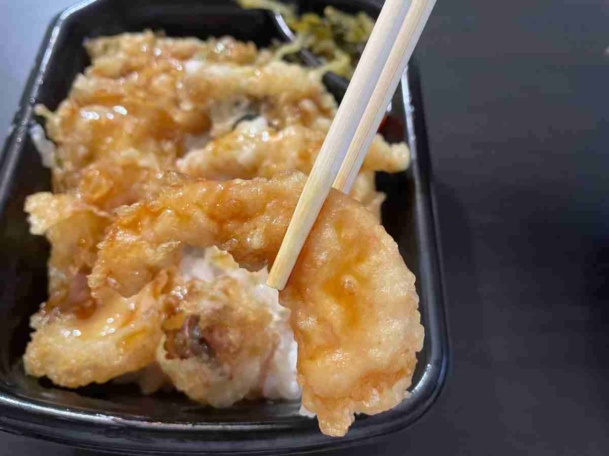 【ほっともっと】新メニュー「海鮮天丼」は海鮮と野菜の天ぷらがたっぷり！春らしさ満開の味は？