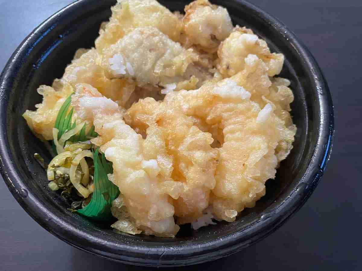 【ほっともっと】2024春の新作「上海鮮天丼」はエビ4本が入った豪華メニュー！味や値段・カロリーは？