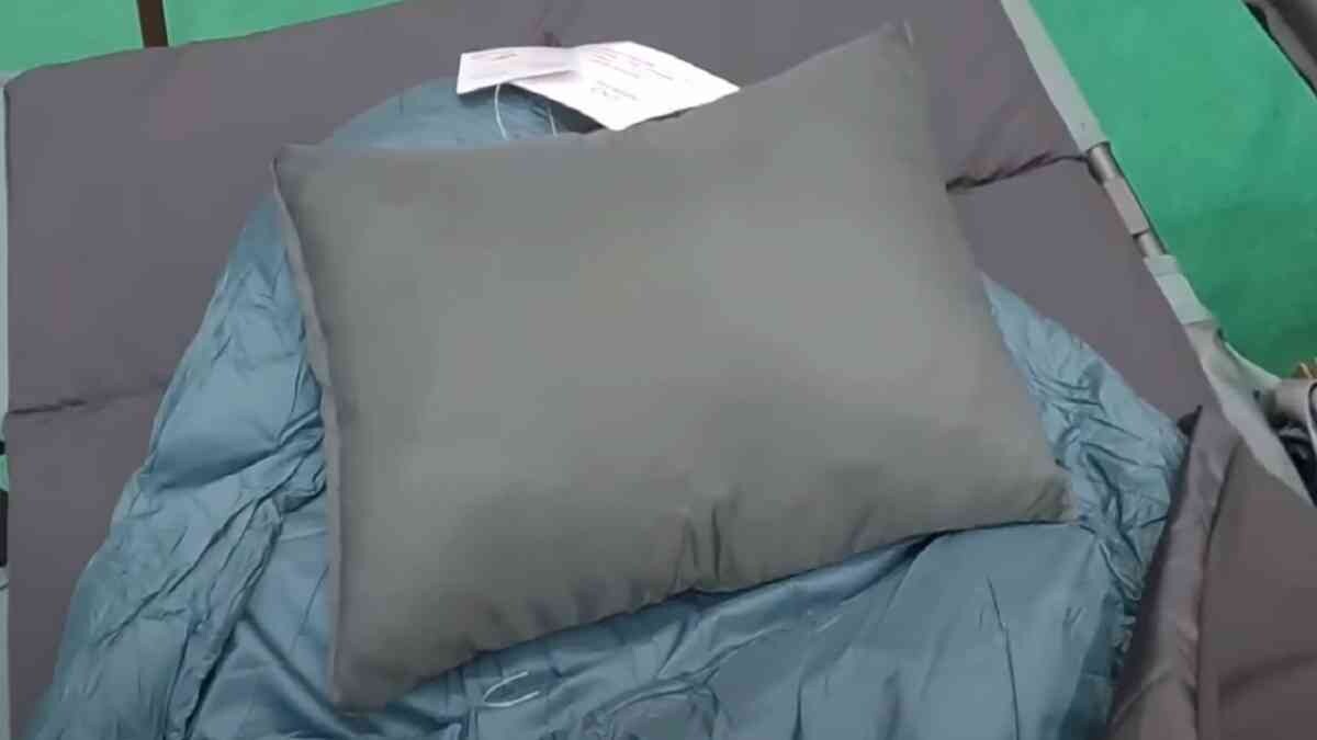 【ワークマン】新作「キャンピングピロー」でアウトドアの睡眠が快適に！寝袋と一緒に買いたい優秀ギア