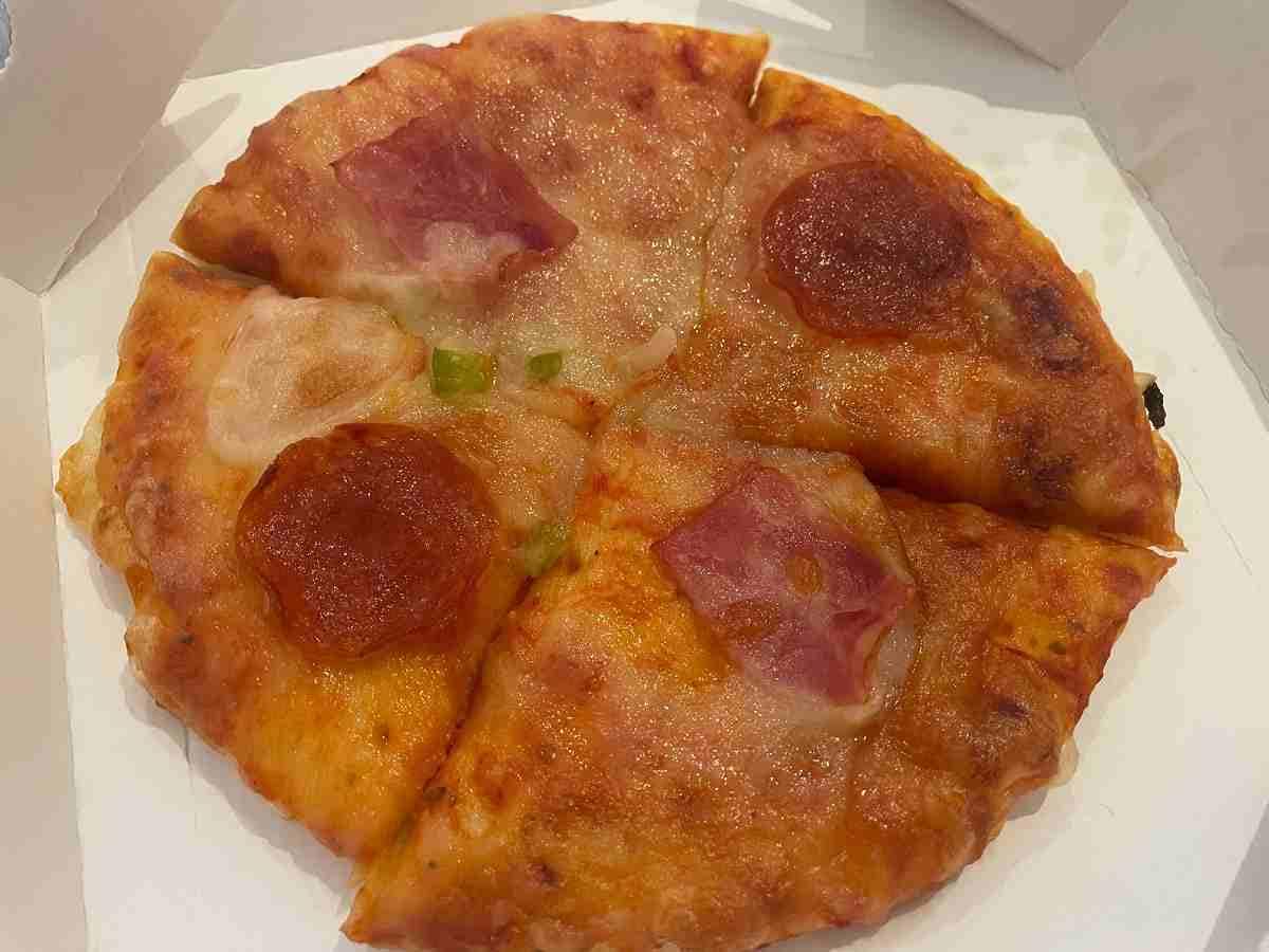 コメダ珈琲店「コメダ特製ピザ（620円）」を実食レビュー！「モチモチ生地でおいしい！」大きさやカロリーは？