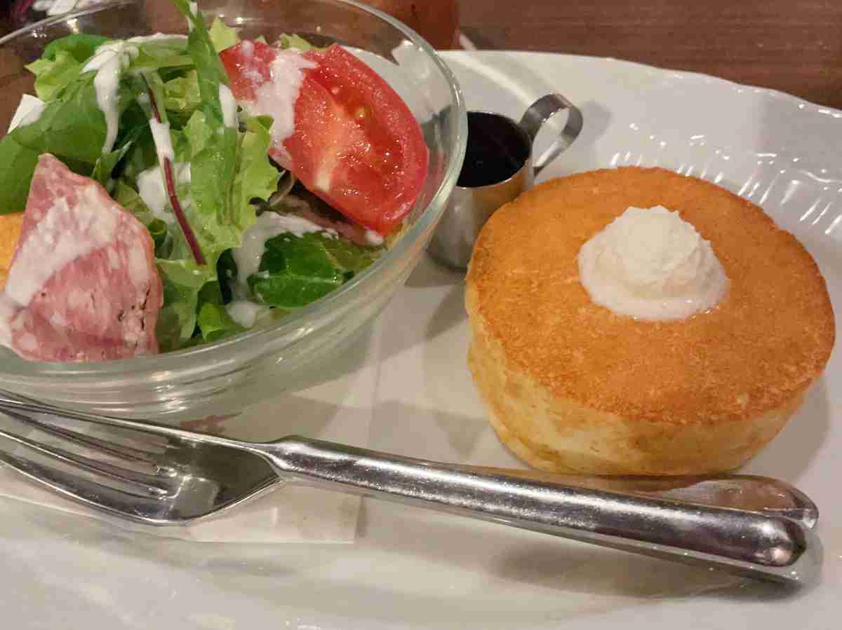 野菜サラダとパンケーキがセットで630円！