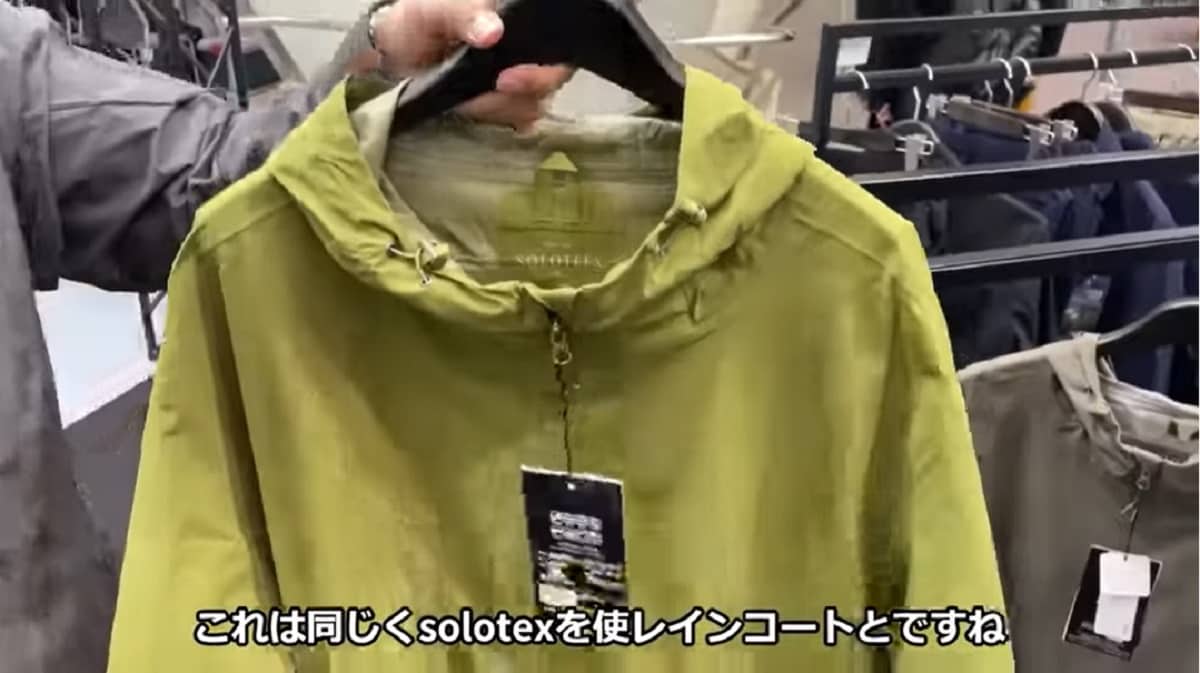 【ワークマン】梅雨前に買いたいバッグインレインコートはスーツにも◎大人におすすめな高見えアイテム