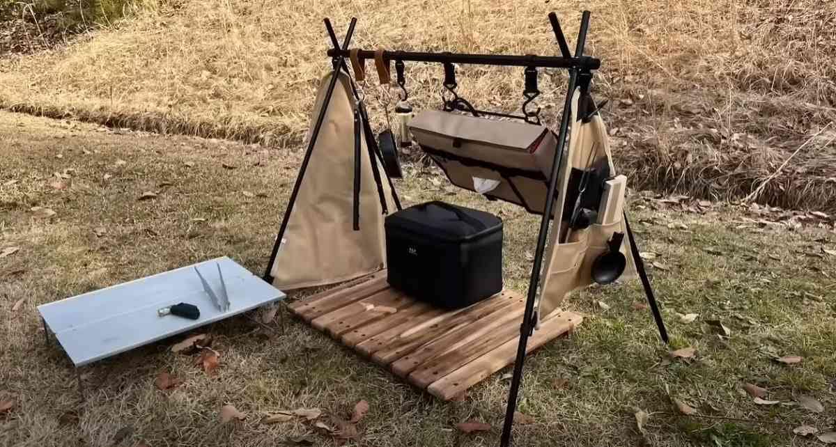 【ダイソー】ギアを吊るせるラックが770円で買える！ キャンプにおすすめな「ハンギンググッズ」2選