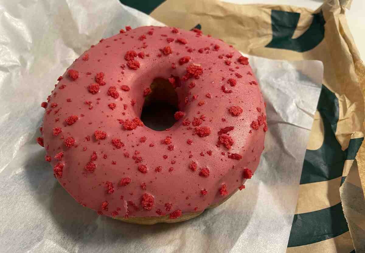 【スタバ】のドーナツ2023年春の新作は「ストロベリー」いちごの甘酸っぱさが美味しい！カロリーや値段は？